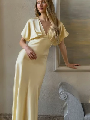 Gul balklänning från Gina - Intressekoll på denna balklänningen. Super fin och helt slutsåld på Gina tricot hemsida. Den är aldrig använd och har prislappen kvar. Skriv om ni är sugna på att köpa den!