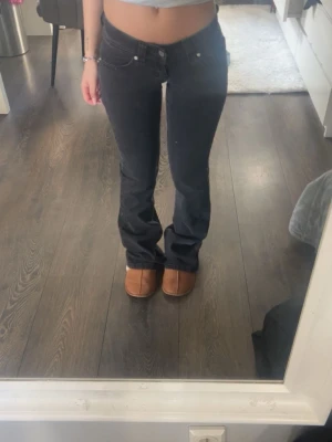 Svarta  bootcut jeans - Säljer ett par svarta bootcut jeans med super  låg midja. Nypris 1000kr