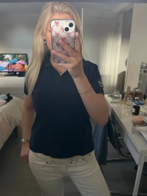 Mörkblå piké  - Superfin mörkblå piké med text på ena ärmen💕