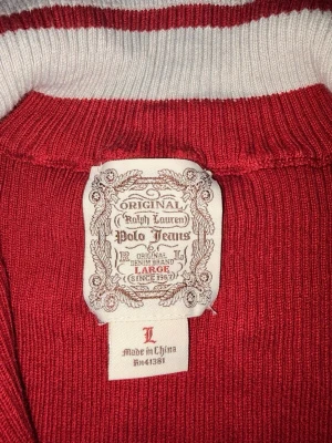 Polo Jeans - Snygg röd långärmad tröja från Ralph Lauren Polo. Storlek Large men passar folk som har storlek S-M, vid frågor skicka ett meddelande 
