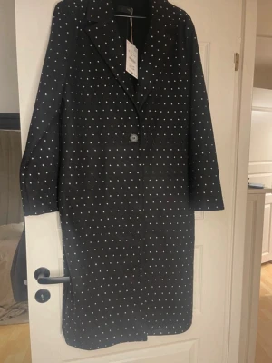 Svart prickig kappa från Mango - Väldigt fin tunn kappa 