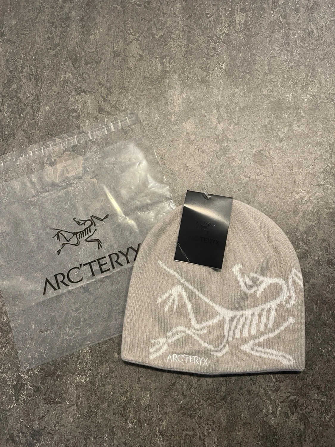 Ljusgrå mössa från Arc'teryx