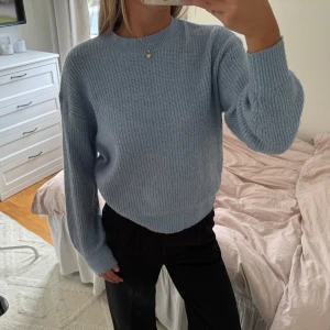 Blå stickad tröja  - Något oversized stickad tröja som knappt har kommit till användning. Tröjan är i storlek XS och passar även S/M