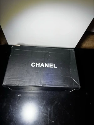 Chanel vita och silver sneakers - Ett par chanel runner , skick 10/10, pris 1700 