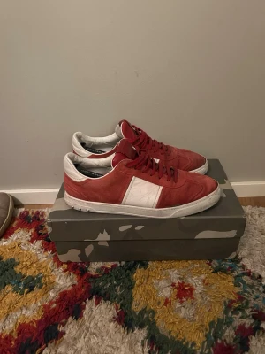 Valentino flycrew - Tja, säljer ju dessa flycrews i bra skick förutom att dem lossnat lite vid sulan där fram vilket man enkelt kan laga hos en skomakare. Skorna har alla nitar kvar och box medföljer vid köp. Bara att höra av sig vid funderingar eller annars 