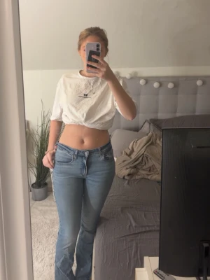 Blå bootcut jeans med hög midja - Säljer dessa blåa highwaist bootcut jeans från Levis, de är ganska använda men inga defekter mer än att de är lite skrynkliga där nere, inget som syns så värst mycket. Strl 27. Nypris runt 1099 