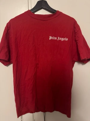 Röd Palm Angels t-shirt -  en klassisk röd t-shirt från Palm Angels. Ny pris ca 2800kr