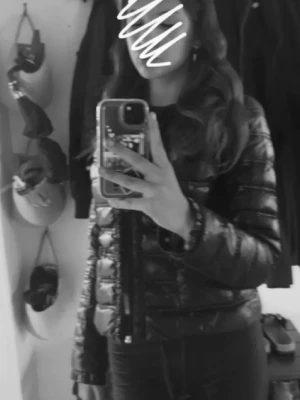 Svart dunjacka från Yes!Miss - Snygg svart dunjacka från Yes!Miss med quiltad design och dragkedja framtill. Jackan har långa ärmar och praktiska fickor. Perfekt för kyligare dagar. Nyskick, inga fläckar eller hål! Pris kan diskuteras💕