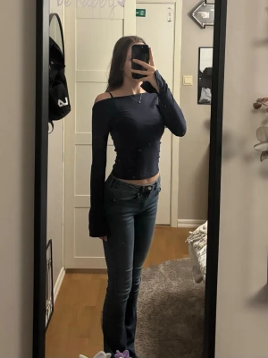 Mörkblå off shoulder topp - Trendig mörkblå off shoulder topp från Gina Tricot. Ser helt ny ut, knappt använd och pris kan diskuteras!