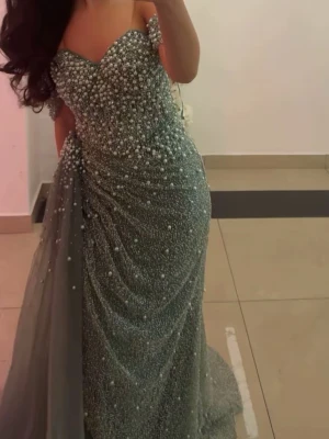Bröllop/bal klänning  - Magisk silver grön klänning. Sitter så fint och är bekväm, den har en slits på benet som ej synd på bilden, man kan även ta bort den där extra tygbiten på kanten ⚠️PRIS KAN DISKUTERAS