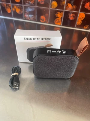 Helt ny högtalare  - Helt ny mindre enkel högtalare . Inte kommit till användning så nu säljs den vidare 