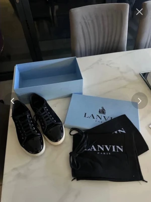 Lanvin cap toe storlek 43-44 - Säljer ett par svarta lanvin cap toe| Storlek:43 passar 44 bättre| Skick:9/10 användning syns endast under skon| Pris:2999| Og: Box+ 2 dustbag| vid frågor och funderingar är det bara och höra av sig ‼️