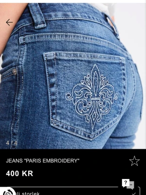 Blå Jeans “Paris Embroidery” - Blå jeans med broderade detaljer på bakfickorna. Väldigt fina och sitter snyggt. Storlek S, köpta för 400 kr. Säljs eftersom jag fick dem i present men de passar tyvärr inte mig.  Skriv gärna om du vill ha fler bilder eller mer information 😊