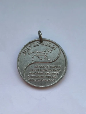 Berlock stjärntecken - En silverfärgad berlock av stjärntecknet Leo ♌️ Se mått på sista bild💕