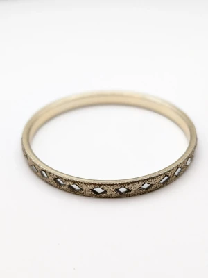 Guldfärgat armband glitter guld retro 90 tal med speglar diamantmönster - Snyggt guldfärgat armband med ett unikt diamantformat mönster runt om. Armbandet har en slät insida och en lätt glittrig yta på utsidan. Perfekt accessoar för att lyfta din stil.
