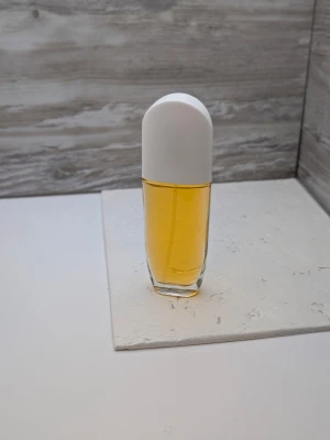 Elizabeth Arden Sunflowers sunrise EDT 30ml 99% kvar - Solig och härlig Parfum med noter av bland annat Narcissus som är pingstlilja och passar extra bra nu på våren! 