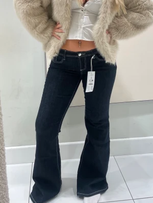 Mörkblå jeans från Gina Tricot  - Mörkblå lågmidjade jeans från Gina Tricot i storlek 38.