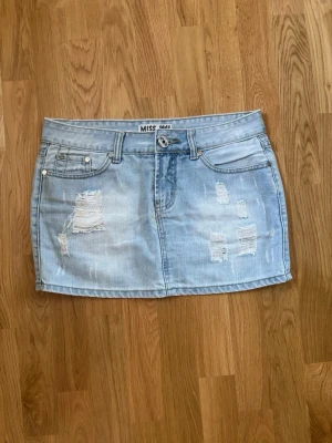 Jättesnygg jeans kjol!! - Den är i storlek M i toppenskick tveka inte vid frågor 🩷skulle dock säga att den kan sitta som en S också
