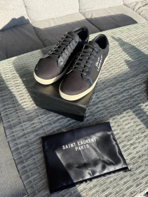 Svarta Saint Laurent sneakers - Tjena, säljer ett par snygga skor från Saint Laurent. Skorna är i princip oanvända och riktigt fräscha. Tveka inte på att skriva för fler bilder eller om du undrar något Mvh Felkannn😇