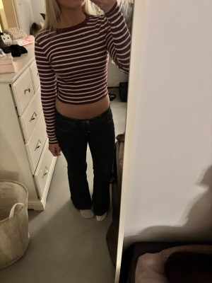 Snygg randig tröja - Vit och röd randig tröja med långa armar❣️