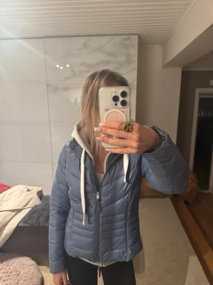 Vårjacka från vero moda - Blå vårjacka som inte kommer till användning eftersom jag råkade köpa två av samma jacka💕Jackanr i nytt skick även fast lapparna är av😅