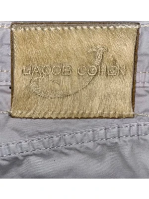 Vita/ljusgrå chinos från Jacob Cohen - Snygga chinos från Jacob Cohen med klassisk femficksmodell och diskreta sömmar. Perfekta för dig som gillar exklusiva detaljer och en clean stil.
