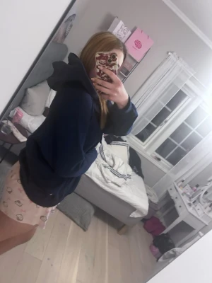 Mörkblå hoodie  - Det står abercrombie & fitch på framsidan men de syns inte på bilderna. Står inte storlek men skulle säga att den passar som M/L