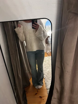 Ljusblå bootcut jeans - Säljer ett par ljusblå bootcut jeans med låg midja! 