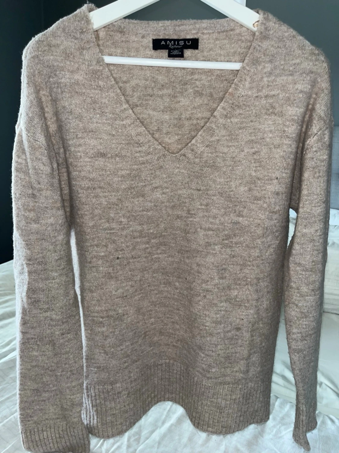 Beige stickad tröja med v-ringning - 4