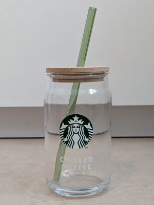 STARBUCKS GLAS  - STARBUCKS GLAS med trälock och ett grönt sugrör.