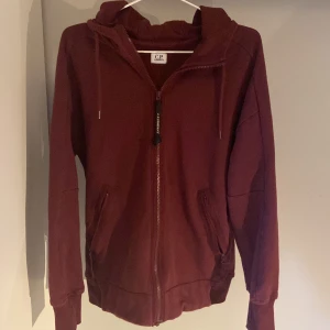 C.P. COMPANY tröja - Tvär fet cp company zip hoodie som jag inte använder längre. Väldigt bra skick utan några flaws eller så. Rätt liten i storleken så sitter väll som en S. Endast tröjan medföljer.  Fungerande QR kod  Kom med bud eller andra funderingar!