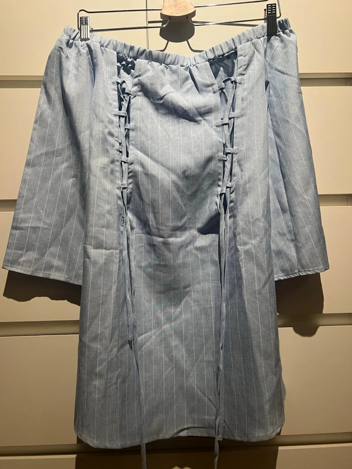 Ljusblå offshoulder klänning med snörning - 1