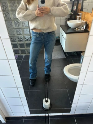 Utsvängda Zara jeans - Säljer dessa fina jeans från Zara i fint skick. Passar mej som är S/M ☺️