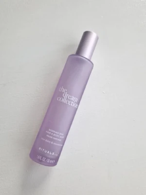 Rituals Dream Collection Hair & Body Mist - Denna mist är berikad med doften av blå tusensköna och månsten. Limited edition, slutsåld på hemsidan. Ca 50% kvar (25-30 ml), se bild 2. Nypris 279kr