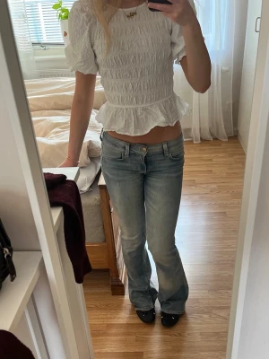 Ljusblå jeans - Säljer ett par ljusblå bootcut jeans från Cheap Monday, Weekday med låg midja. Storlek 29/32 som passar mig som vanligtvis har S i jeans🥰🥰