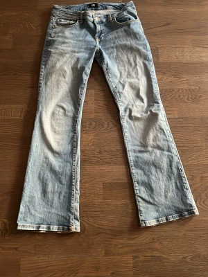 Ljusblå bootcut jeans från LTB - Ljusblå jeans från LTB med bootcut-passform och klassisk femficksdesign. Jeansen har en lätt tvättad look och är tillverkade i denim med dragkedjegylf och knapp. Perfekta för en avslappnad och trendig stil.