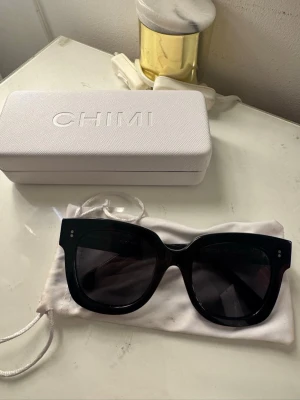 Svarta solglasögon från CHIMI 08 - Snygga svarta solglasögon från CHIMI 08 med bred båge och fyrkantig form. Kommer med originalväska och hårt fodral i vitt. Skriv vid frågor!🙌