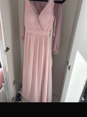 Ljusrosa balklänning  - Rosa balklänning. Kan ha fläckar nere vid klänningen. En storlek 8 vilket motsvarar storlek S 