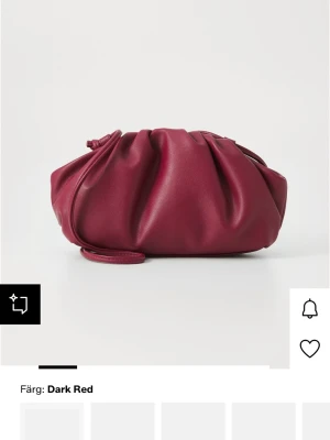 Vin röd clutch bag - Från zalando. Lite smutsig innuti men inget som syns . Band medföljer . Slutsåld på hemsidan