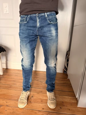 Replay jeans - Säljer ett par snygga Replay jeans, helt oanvända med lappar kvar, dem är slim fit och sitter bra, storlek 30/32 