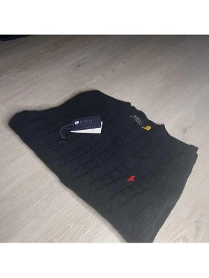 Svart stickad Ralph lauren tröja  - Säljer snygg stickad tröja från polo Ralph lauren i storlek M. Skickar snabbt och direkt vid köp