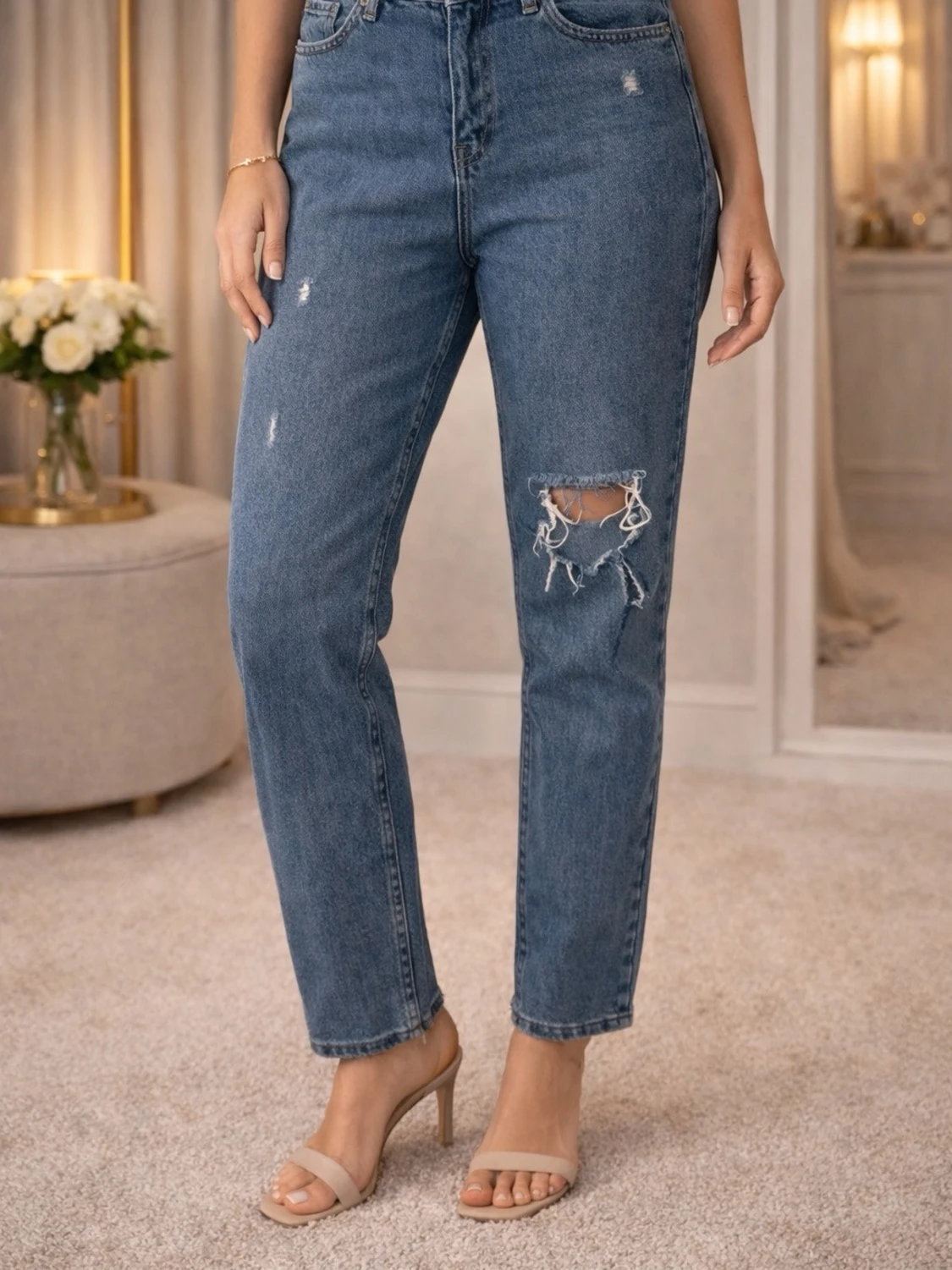 Blå raka jeans med slitningar