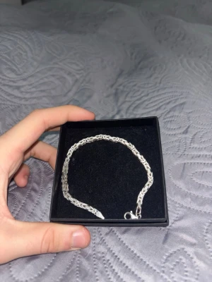 Snyggt silverfärgat kedjearmband - Stilrent armband silver kejsar armband 925. Armbandet passar perfekt till alla stillar och perfekt accessoar för att lyfta din outfit med en modern touch. Har absolut inga defekter är äkta silver rakt igenom. 