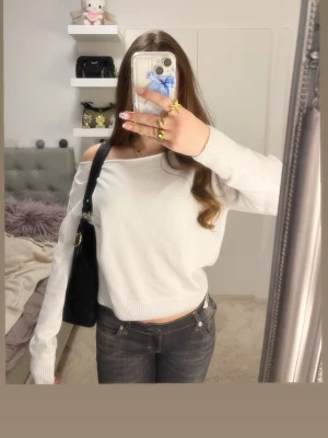 Vit stickad offshoulder tröja  - Jätte fin off shoulder tröja från H&M is storlek XS men sitter mer som en S då jag har S i typ alla mina kläder. Använd 1 gång men en aning nopprig efter att den tvättats 1 gång, som billiga kläder ofta blir. Inget som märks dock. 