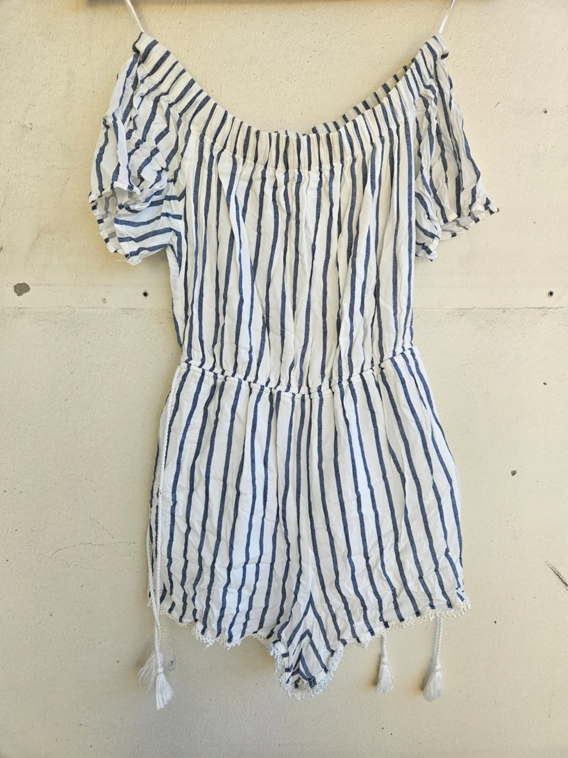 Randig off-shoulder jumpsuit