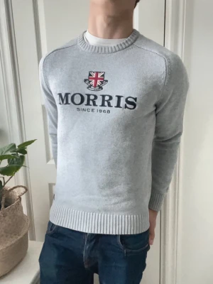 Morris tröja - Snygg ljusgrå tröja från Morris i storlek S. Mycket bra skick, hör av er vid intresse!!