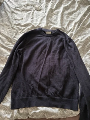 Mörkblå stickad tröja från These glory days - En stilren mörkblå stickad tröja från Volt. Nypris är 800. Pris kan diskuteras