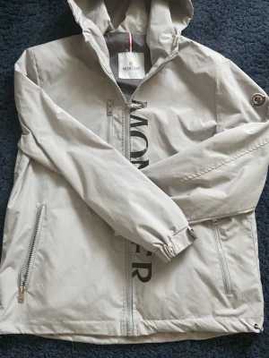 Ljusgrå vindjacka från Moncler - En helt oanvänd Vindjacka från Moncler.              Öppen för prisförslag 
