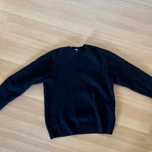 Stickad uniqlo tröja - Stickad varm tröja. Inte använt mycket för är lite liten på mig. Storlek M men ganska liten i storleken. 