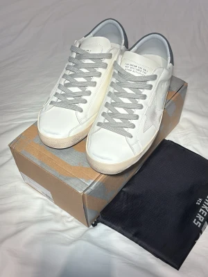 Vita sneakers från Golden Goose - Tjena, säljer ett par tvärfeta golden goose skor perfekt nu när lite varmare luft drar sig in över landet. Skorna är knappt använde och helt tvättade. Box, skor och dustbag ingår självklart 🙌 hör av er vid minsta fråga✌️